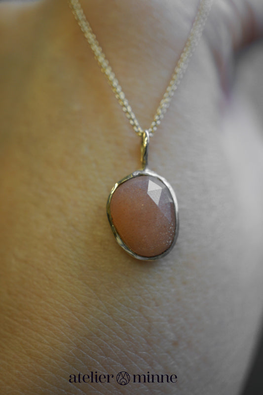 Gouden hanger met peachy maansteen - Atelier Minne