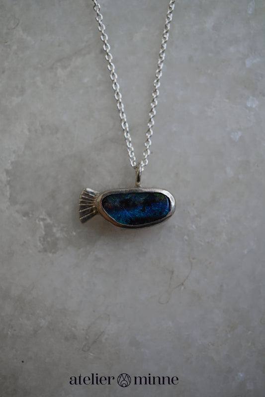 Zilver hanger in de vorm van een visje met opaal - Atelier Minne