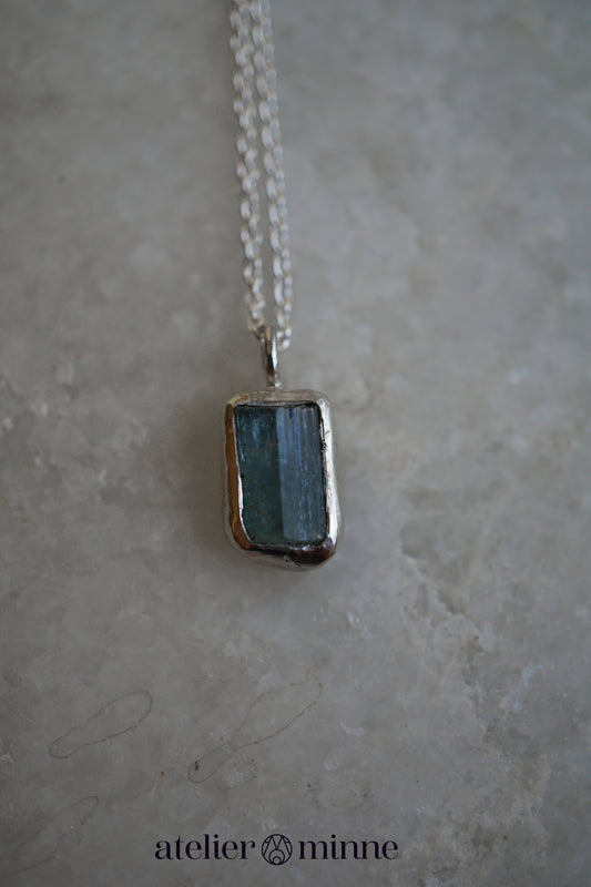 Zilveren hanger met ruwe aquamarijn - Atelier Minne