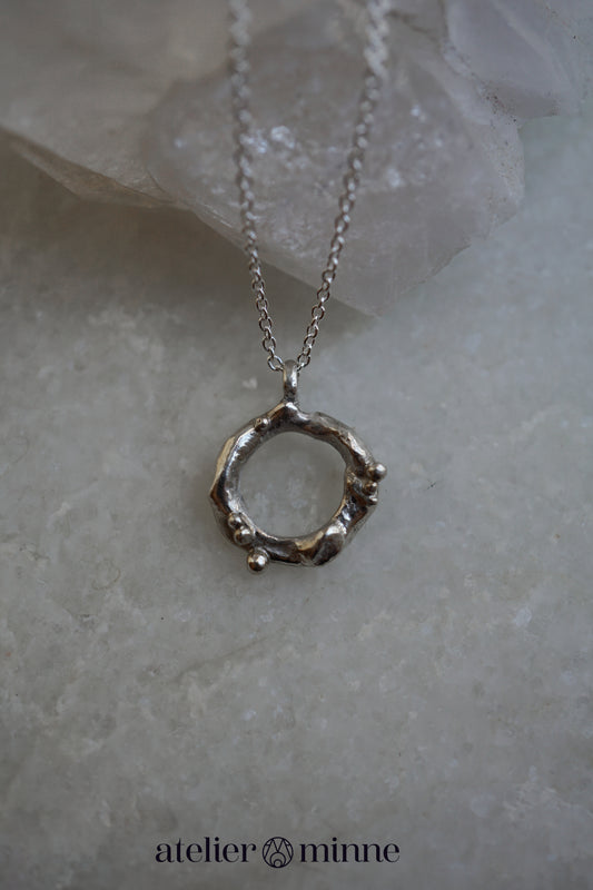 Zilveren hanger in organisch ronde vorm - Atelier Minne