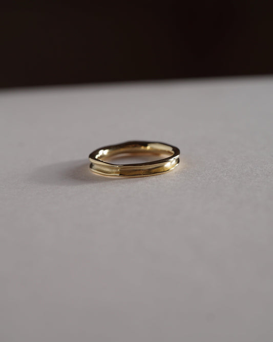 gouden ring zijaanzicht