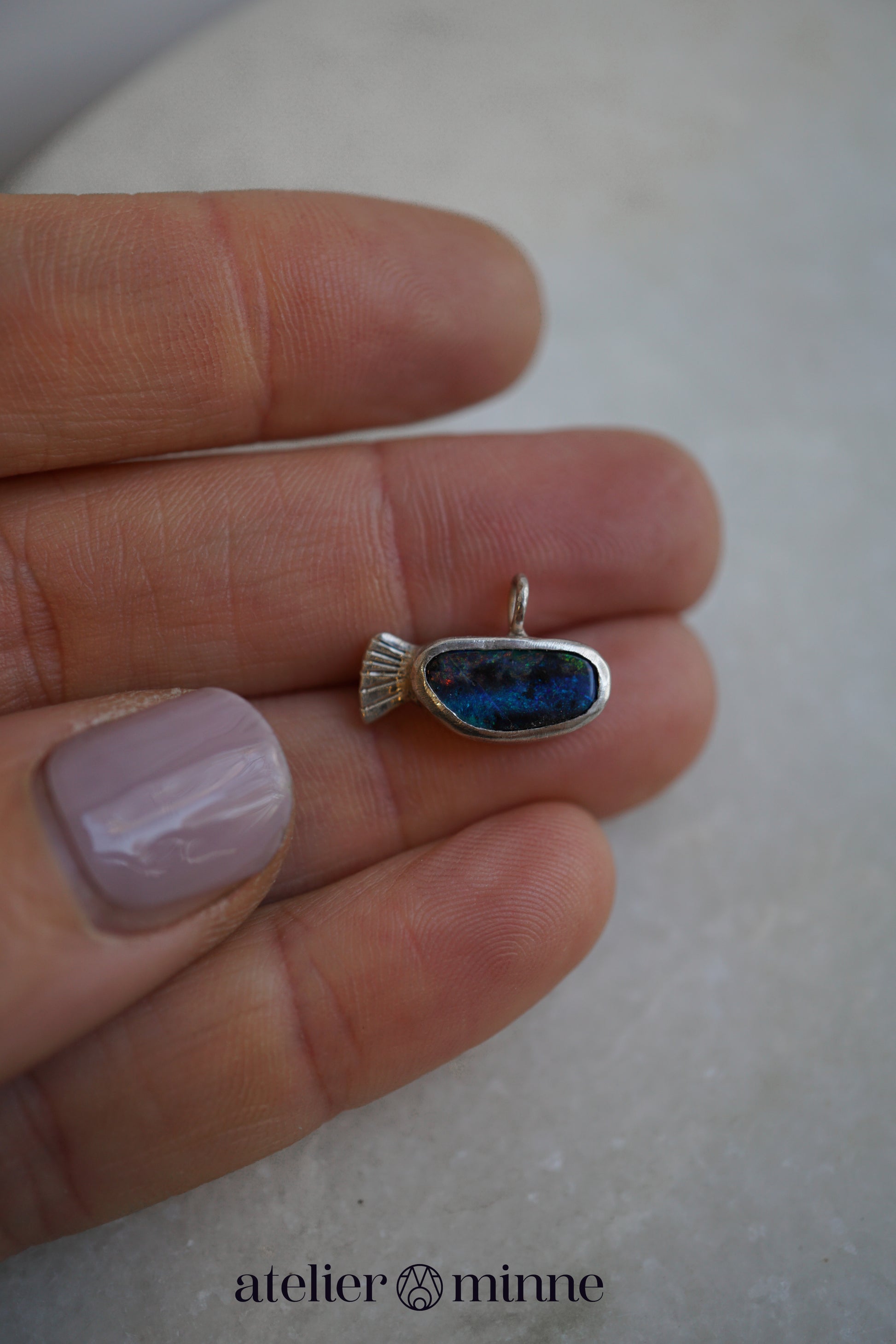 Zilver hanger in de vorm van een visje met opaal - Atelier Minne