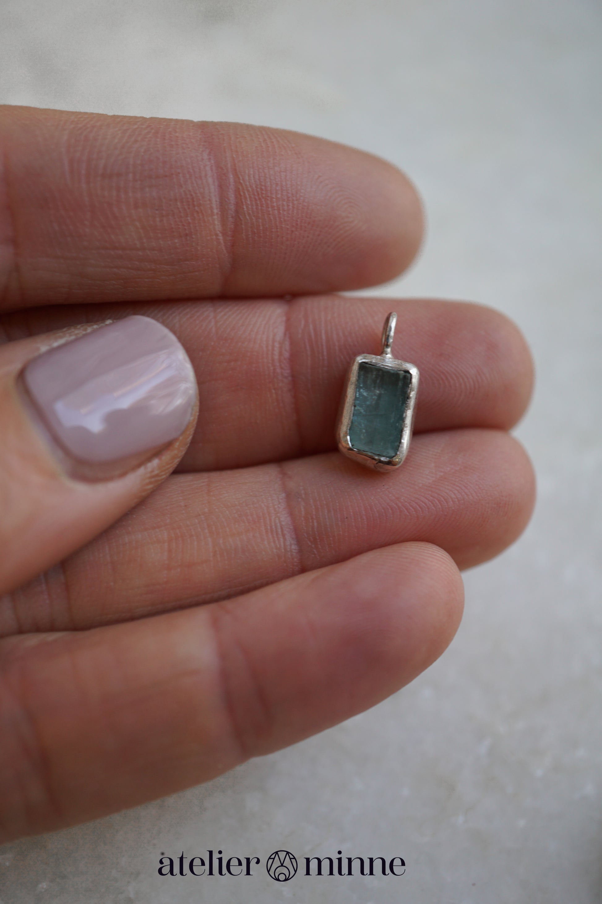 Zilveren hanger met ruwe aquamarijn - Atelier Minne