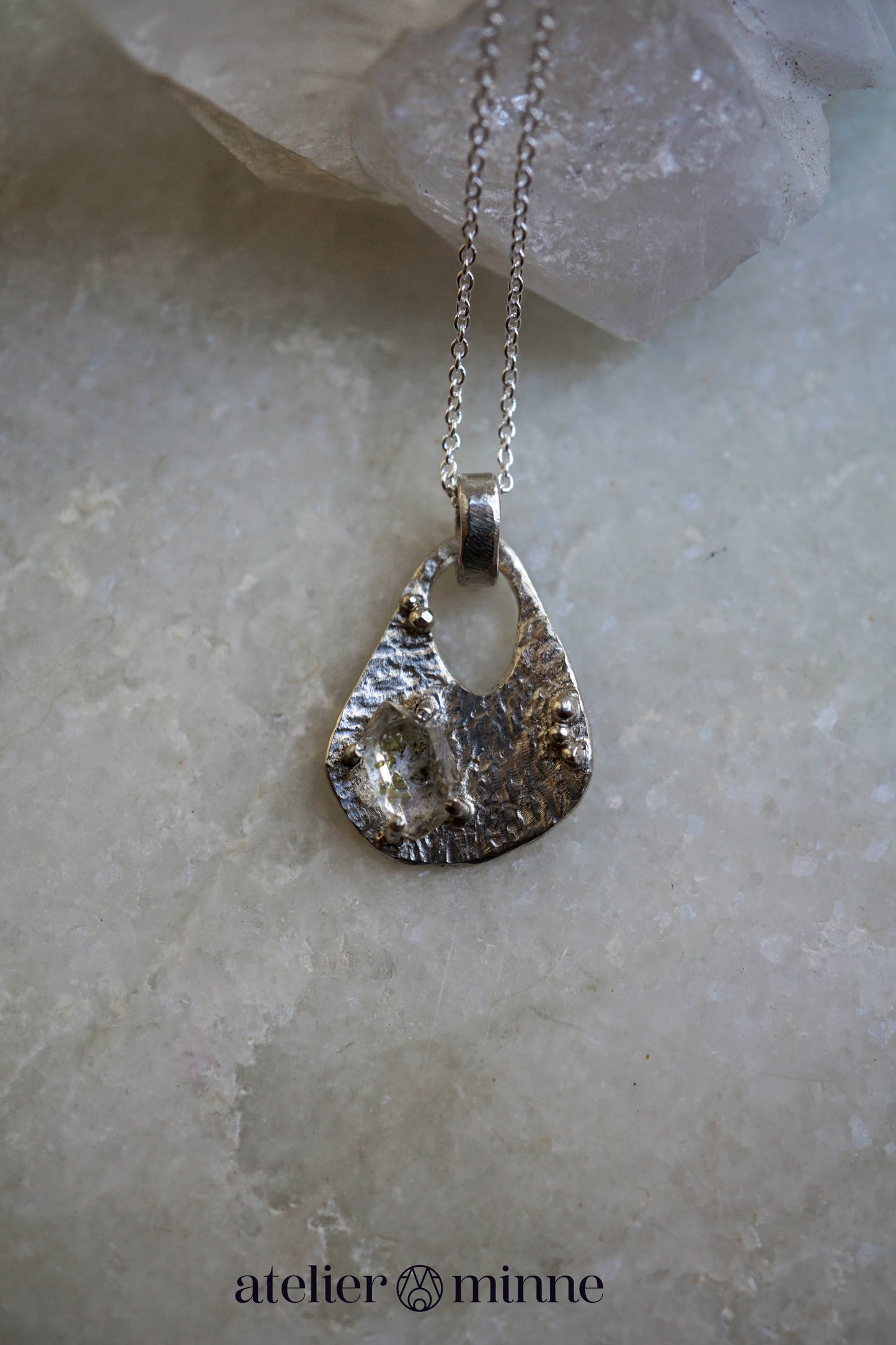 Zilveren hanger organische vorm met herkimer diamant - Atelier Minne