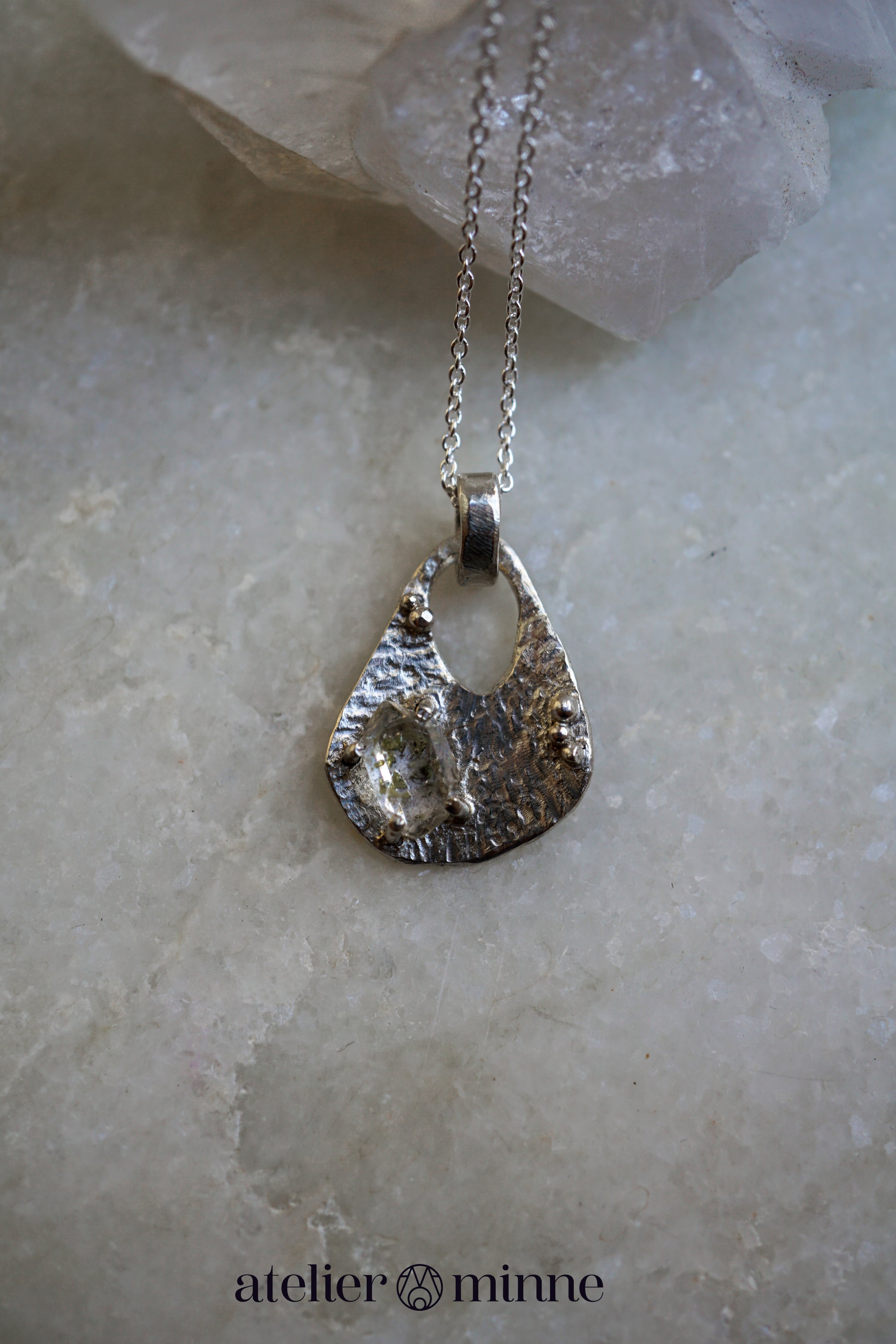 Zilveren hanger organische vorm met herkimer diamant - Atelier Minne