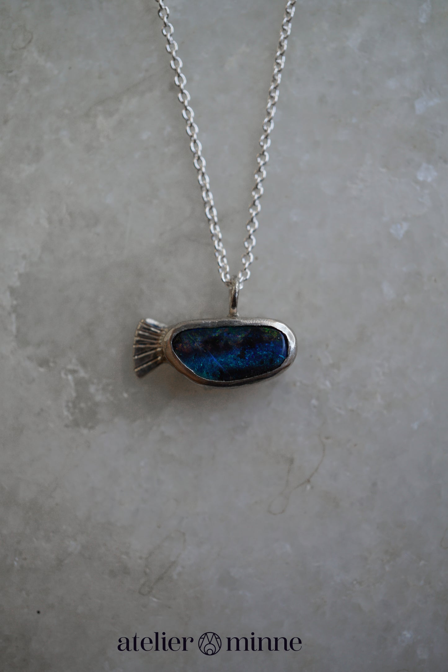 Zilver hanger in de vorm van een visje met opaal - Atelier Minne