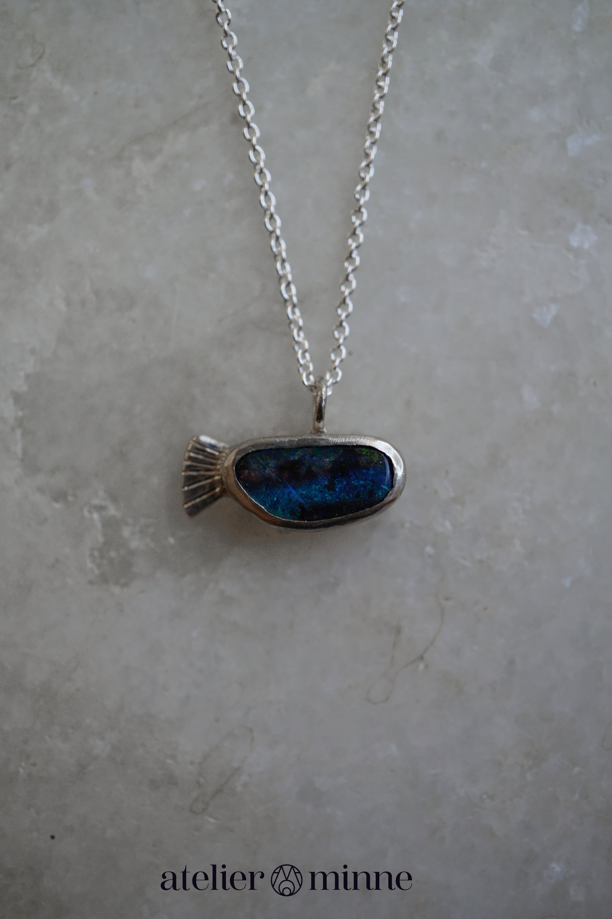 Zilver hanger in de vorm van een visje met opaal - Atelier Minne