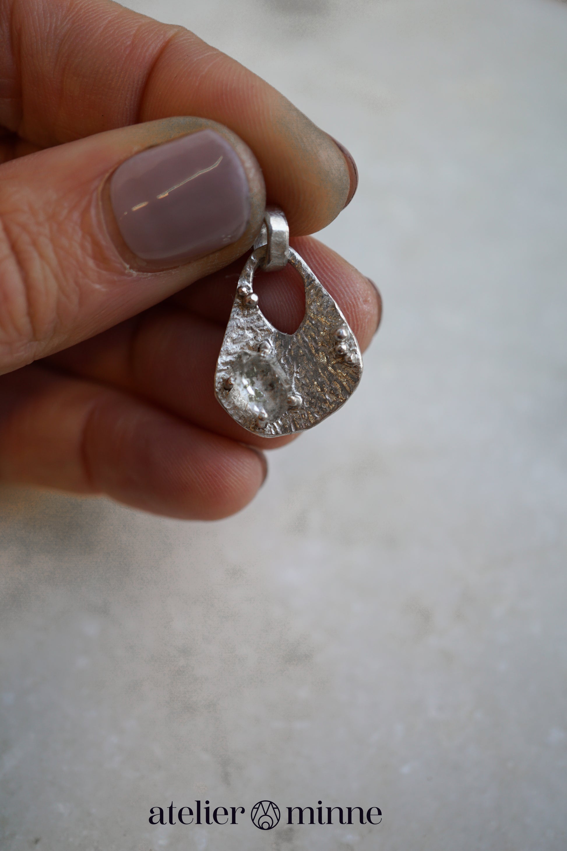 Zilveren hanger organische vorm met herkimer diamant - Atelier Minne