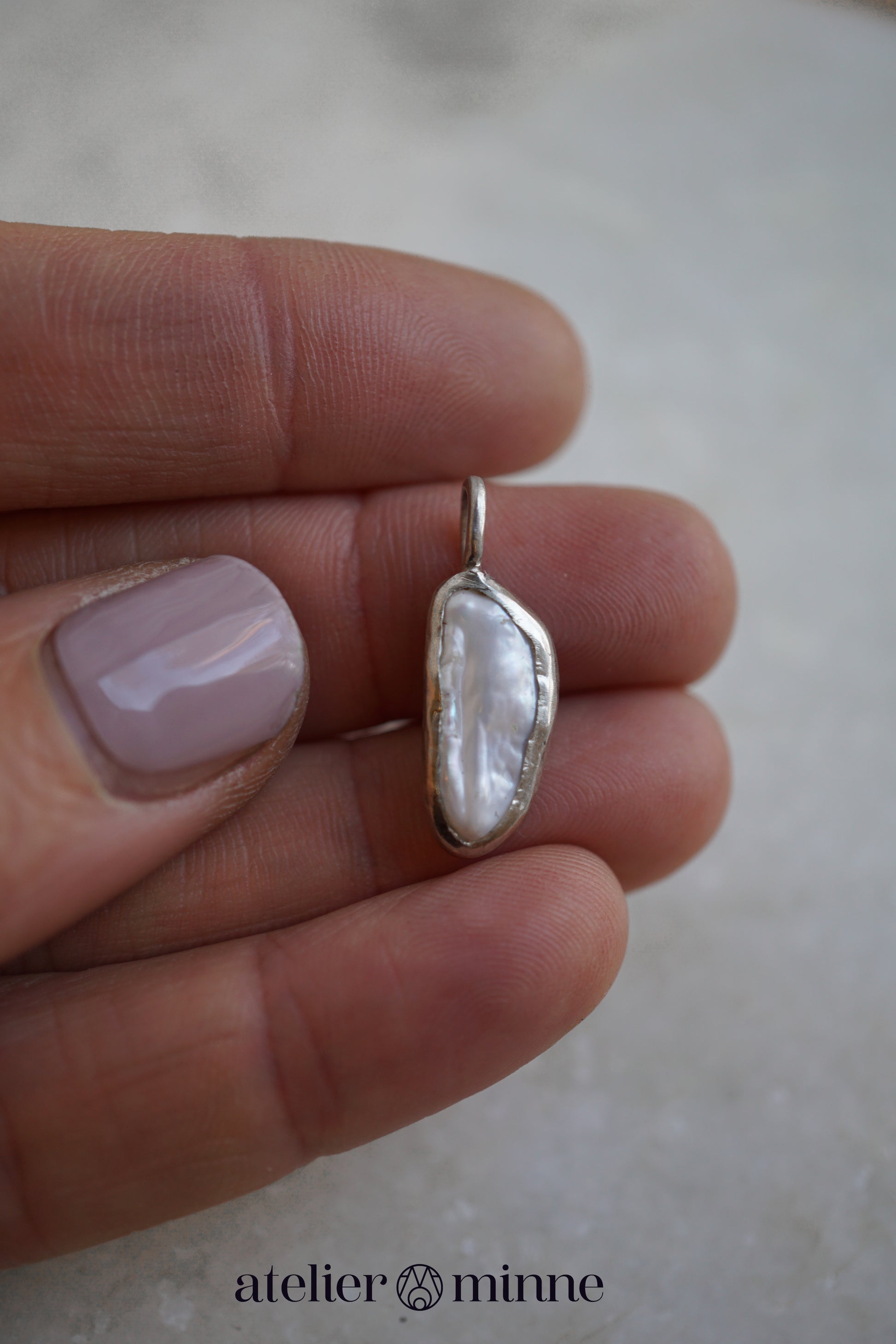 Zilveren hanger met organische parel - Atelier Minne