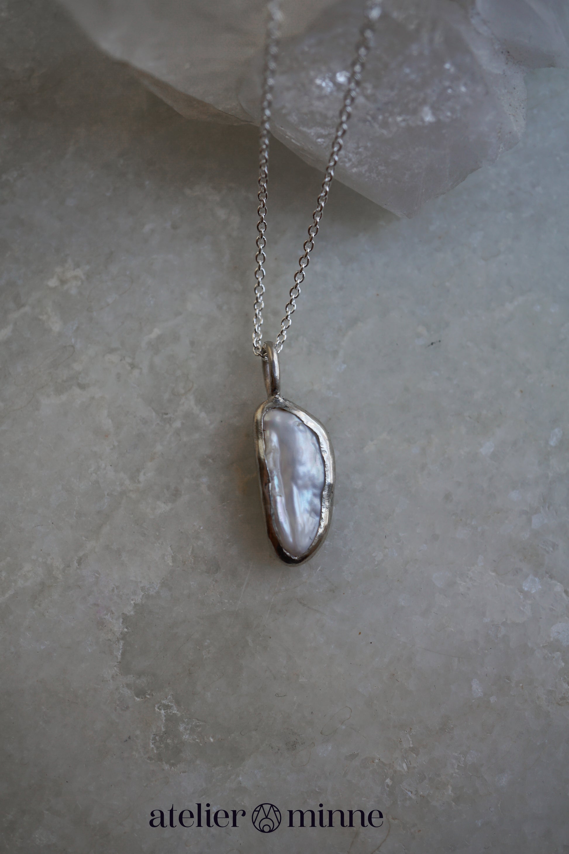 Zilveren hanger met organische parel - Atelier Minne