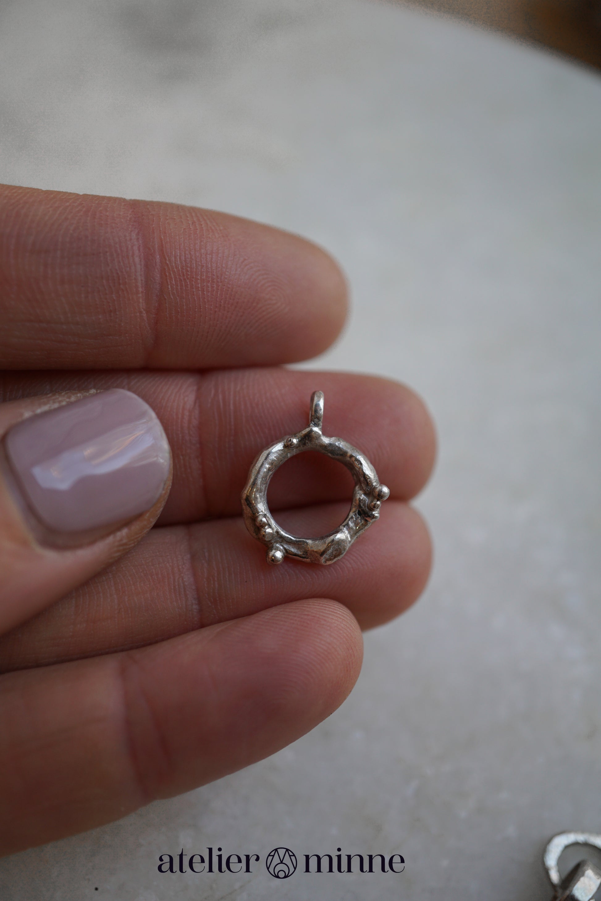 Zilveren hanger in organisch ronde vorm - Atelier Minne