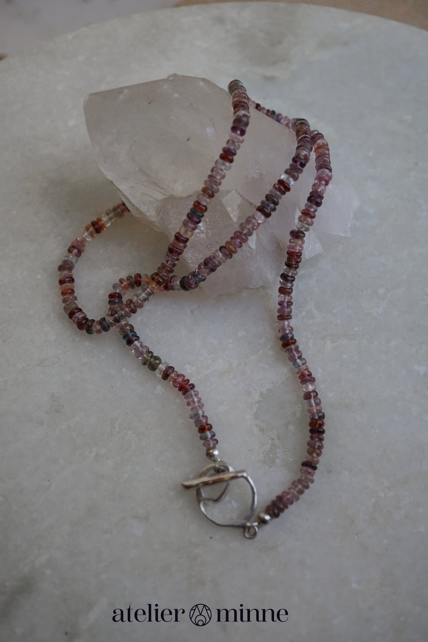 Ketting met spinel edelstenen en zilveren sluiting - Atelier Minne