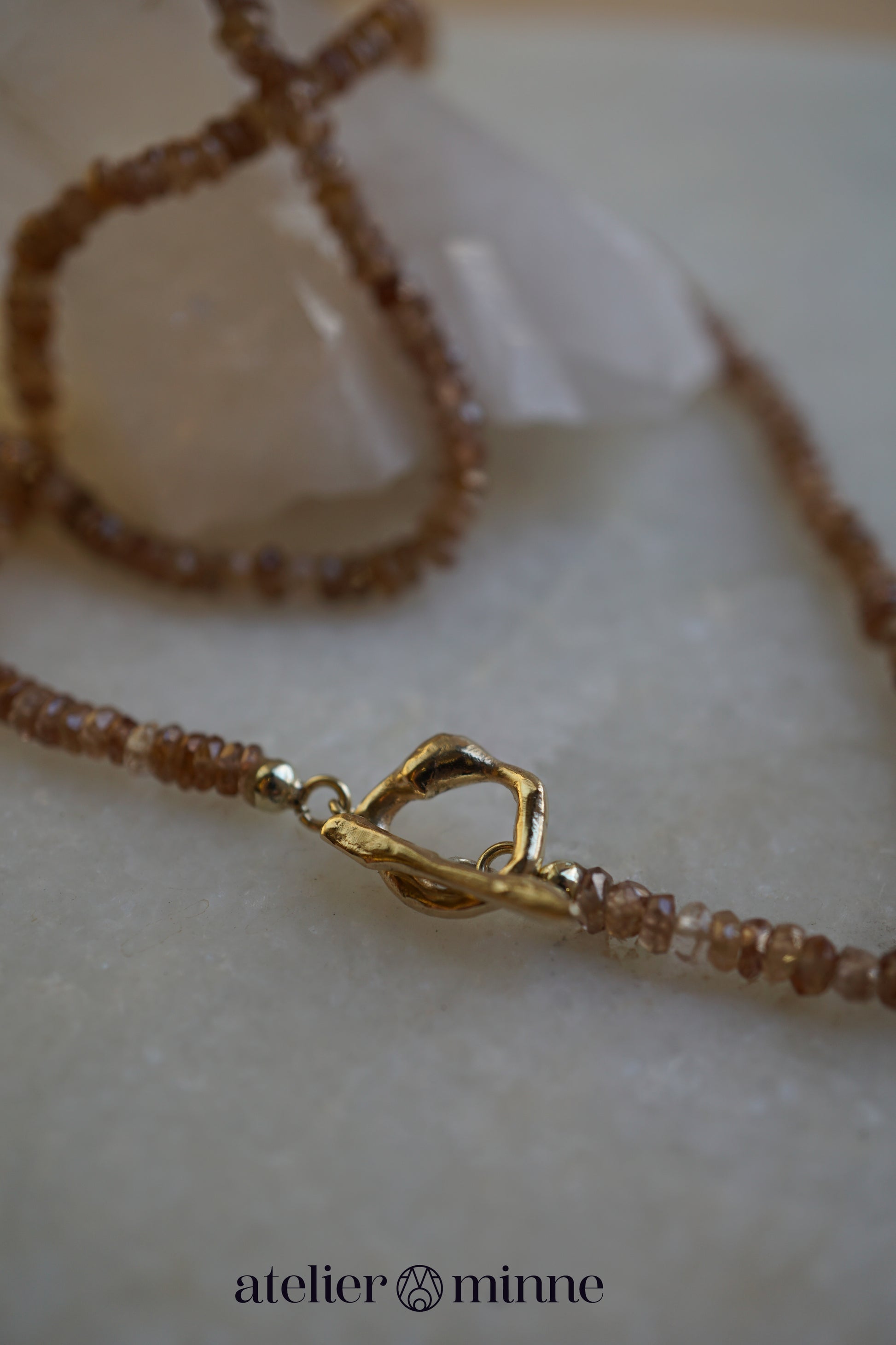 Ketting met zirkoon edelstenen en gouden sluiting - Atelier Minne