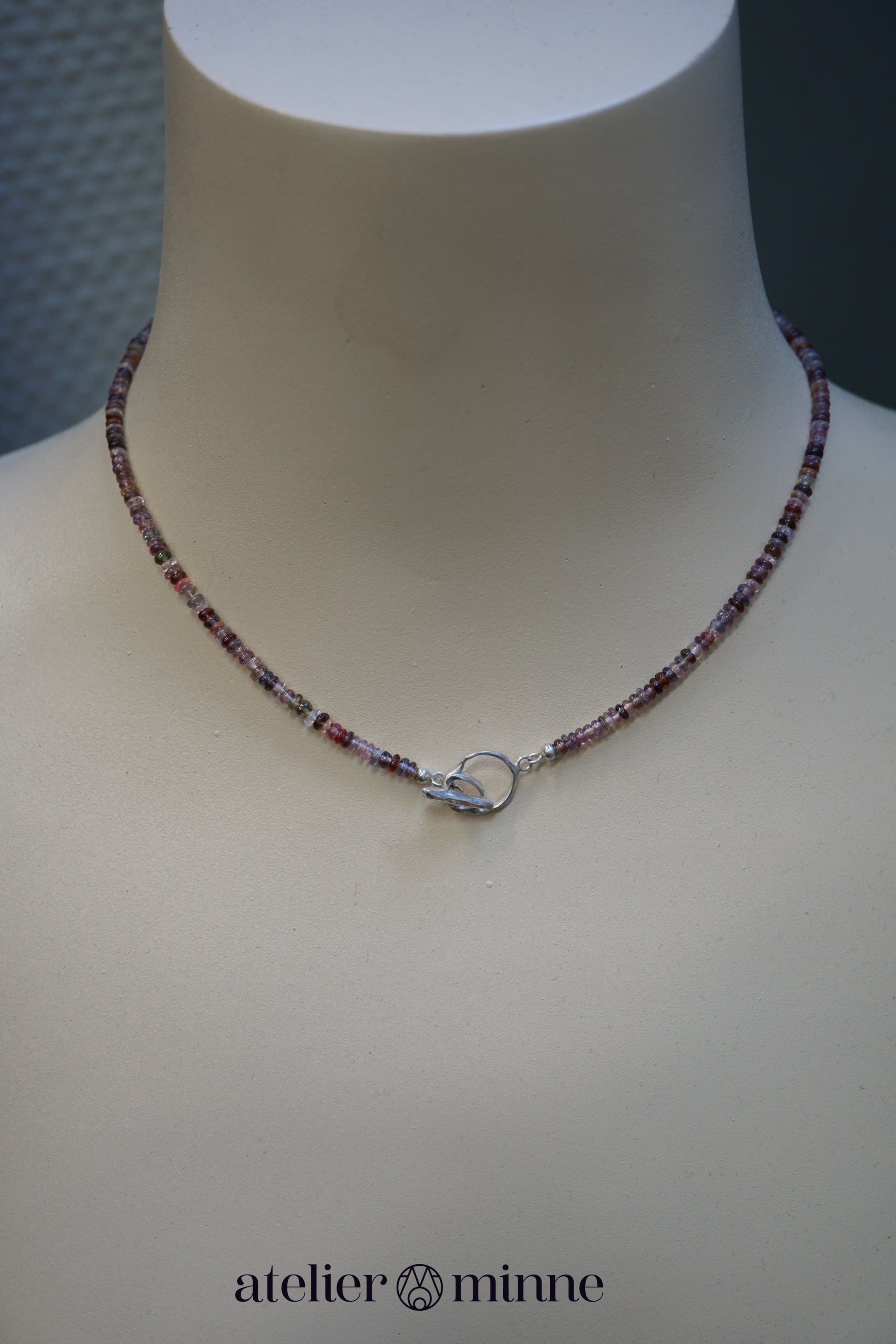 Ketting met spinel edelstenen en zilveren sluiting - Atelier Minne