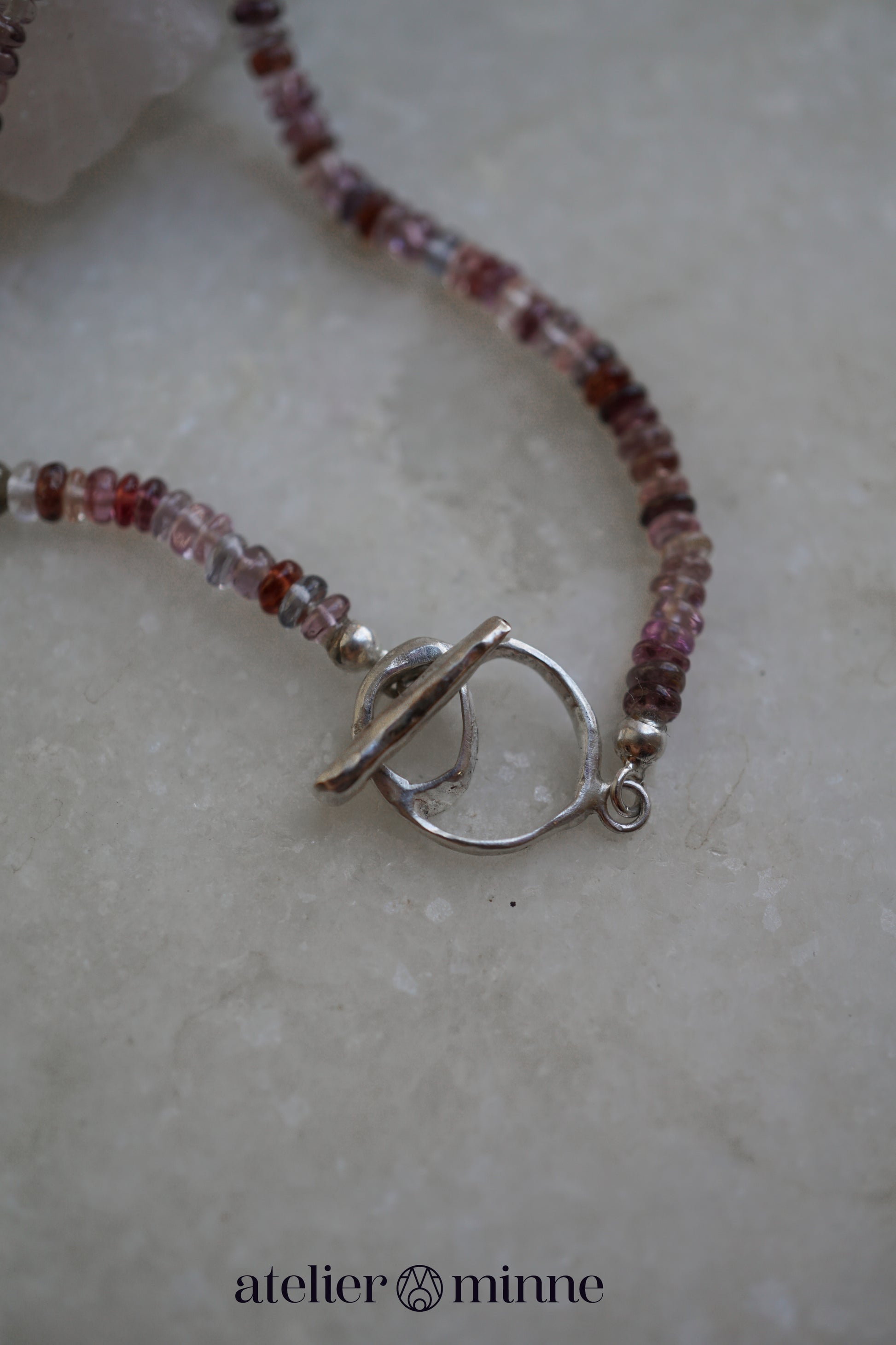 Ketting met spinel edelstenen en zilveren sluiting - Atelier Minne
