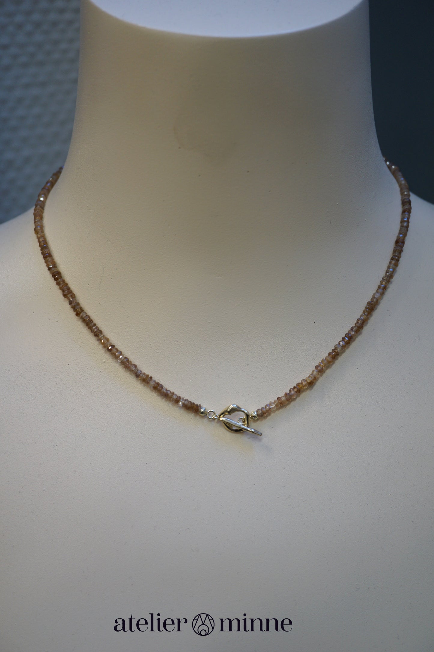 Ketting met zirkoon edelstenen en gouden sluiting - Atelier Minne