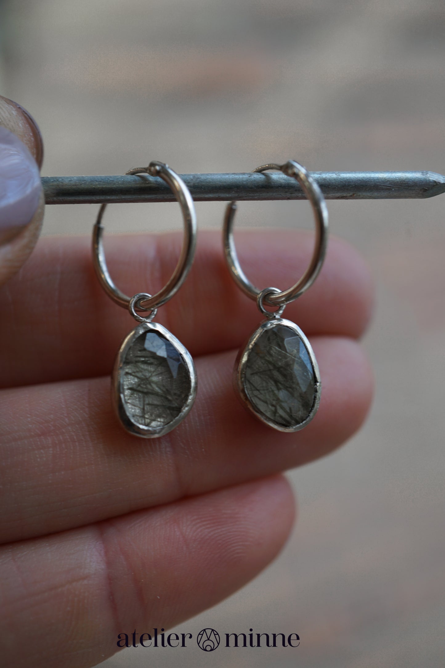 Zilveren oorbellen met groene rutielkwarts - Atelier Minne