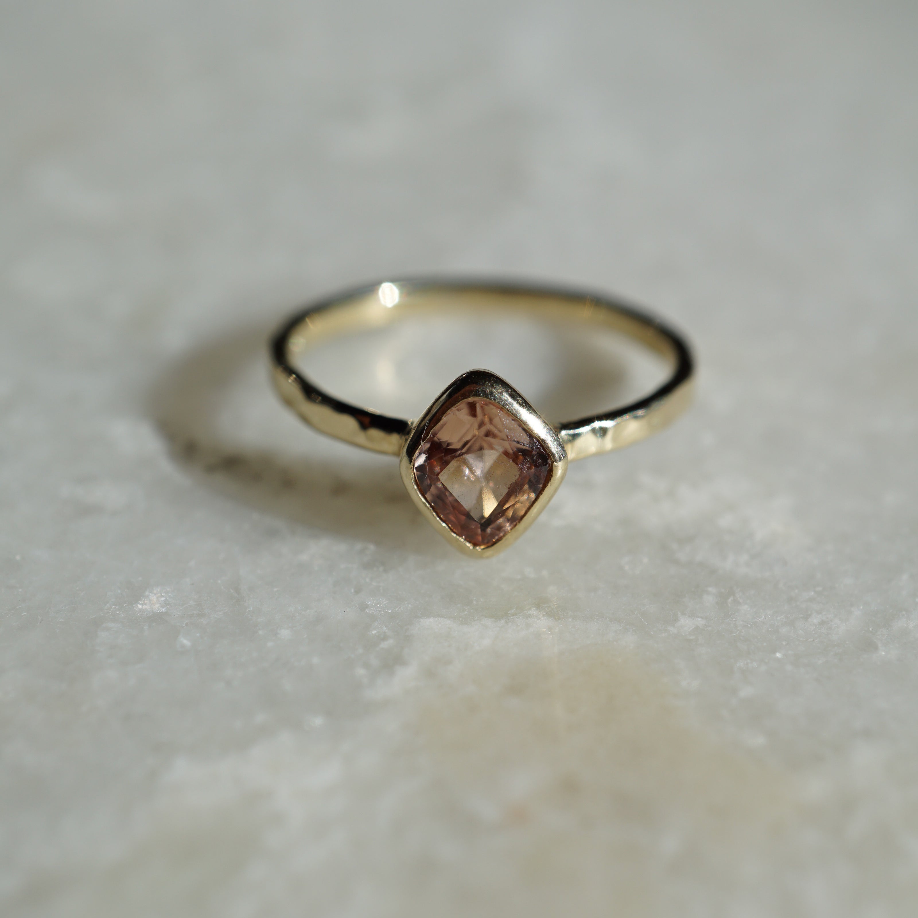 Gouden ring met ruitjes edelsteen - Atelier Minne