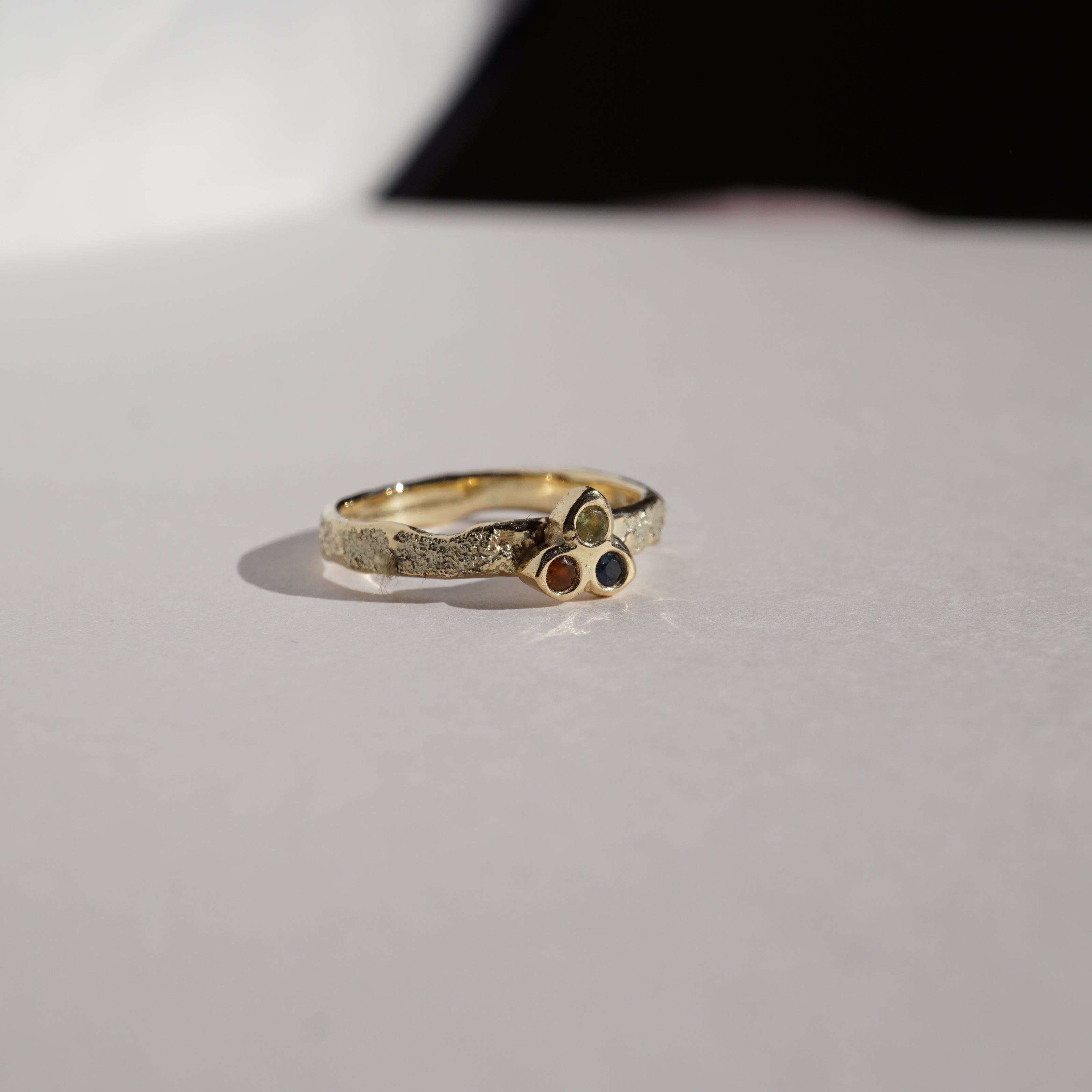 Organische gouden ring met 3 edelstenen - Atelier Minne