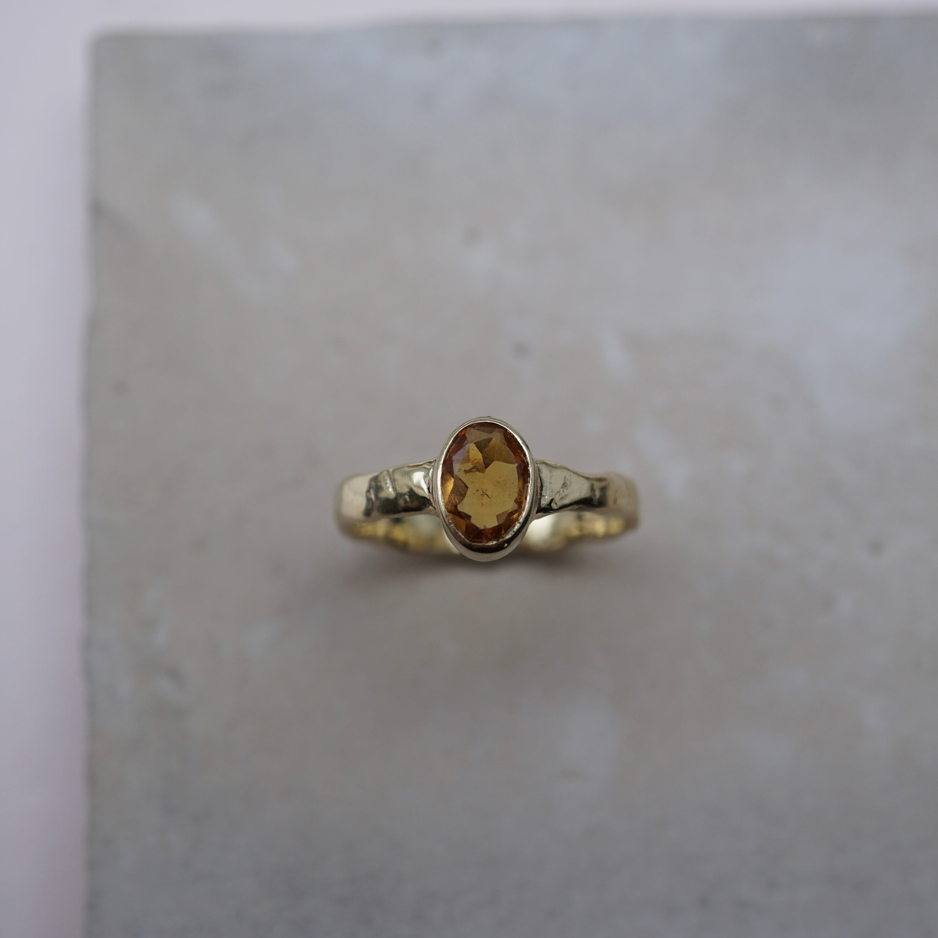 Gouden ringen met ovalen toermalijn - Atelier Minne