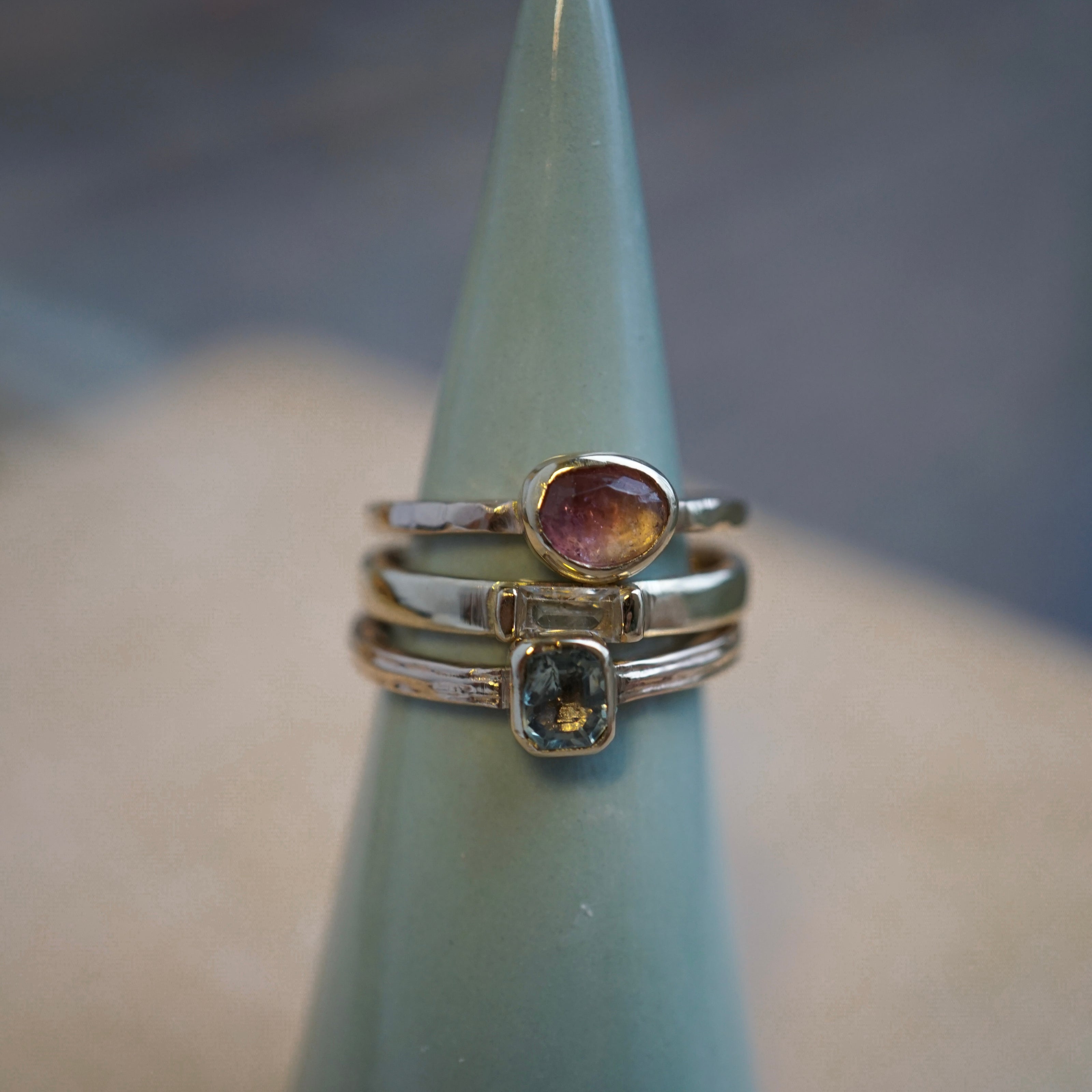 Set van 3 gouden ringen met diverse edelstenen - Atelier Minne
