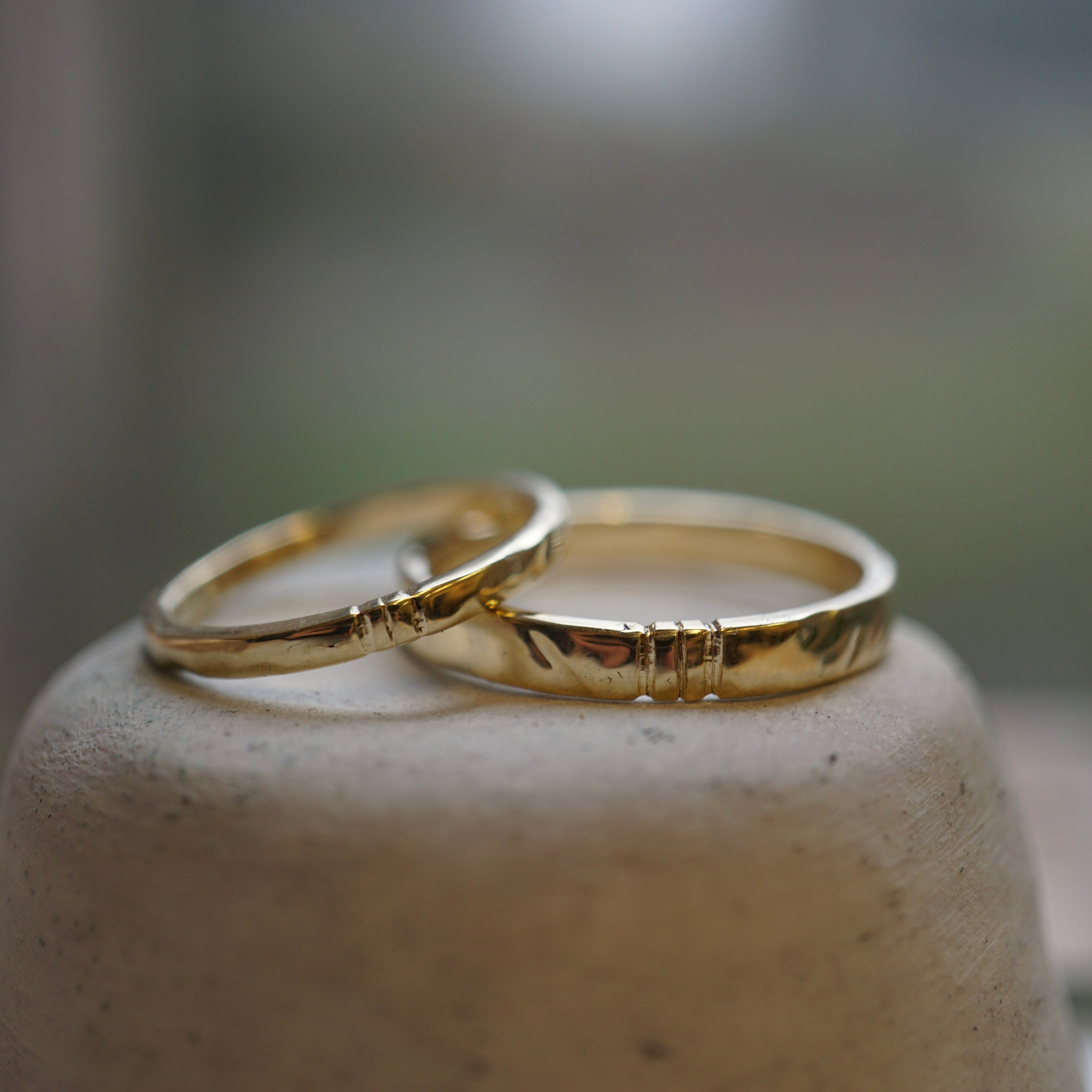 Set gouden trouwringen met liefde gemaakt - Atelier Minne