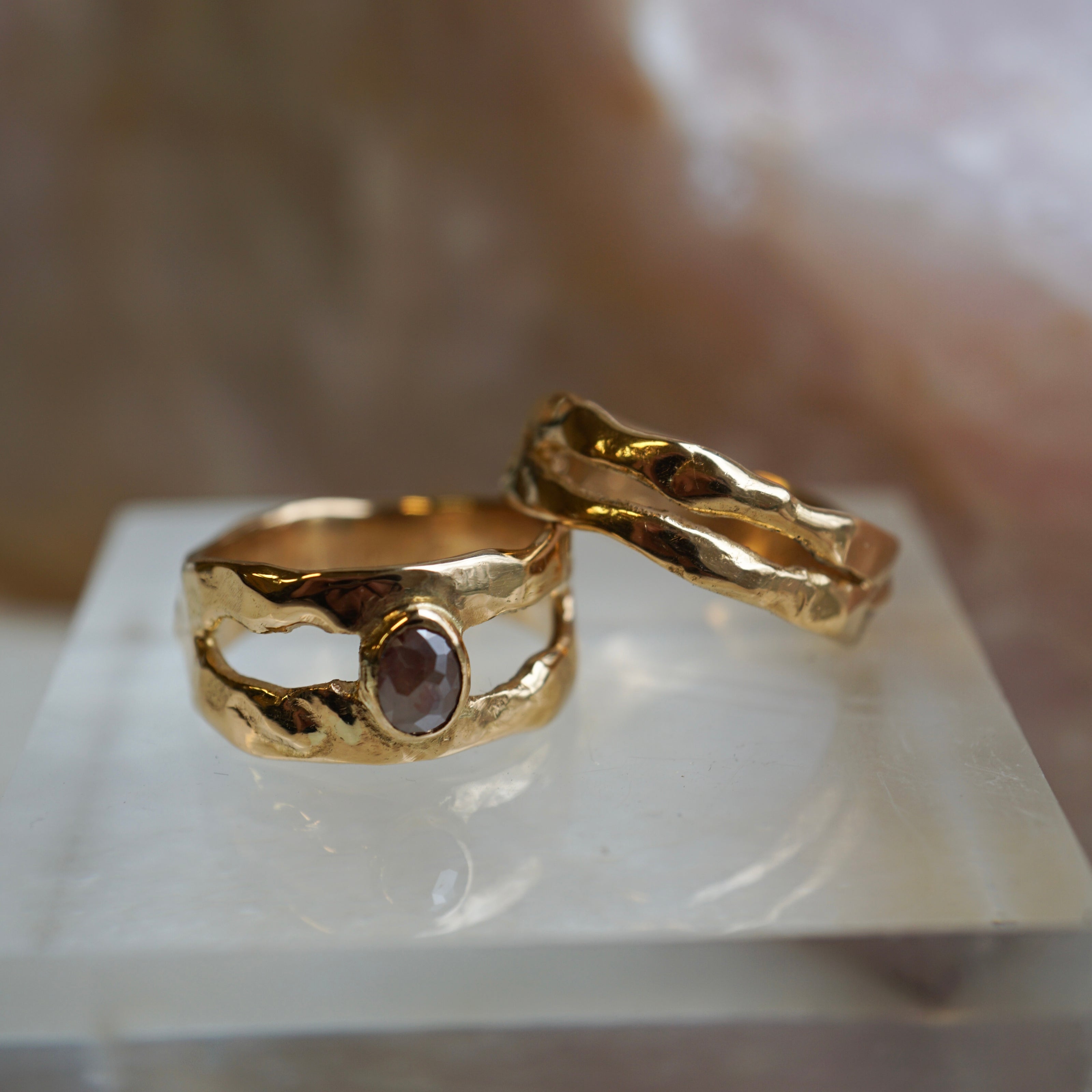 Gouden trouwringen organisch met een diamant voor haar - Atelier Minne