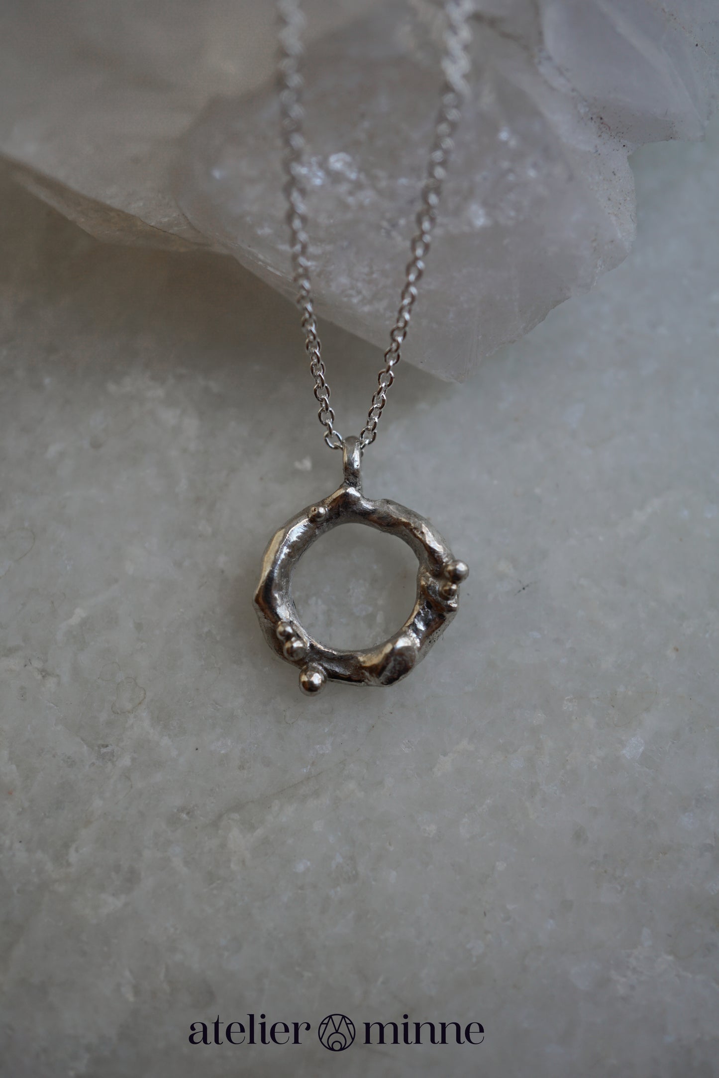 Zilveren hanger in organisch ronde vorm - Atelier Minne