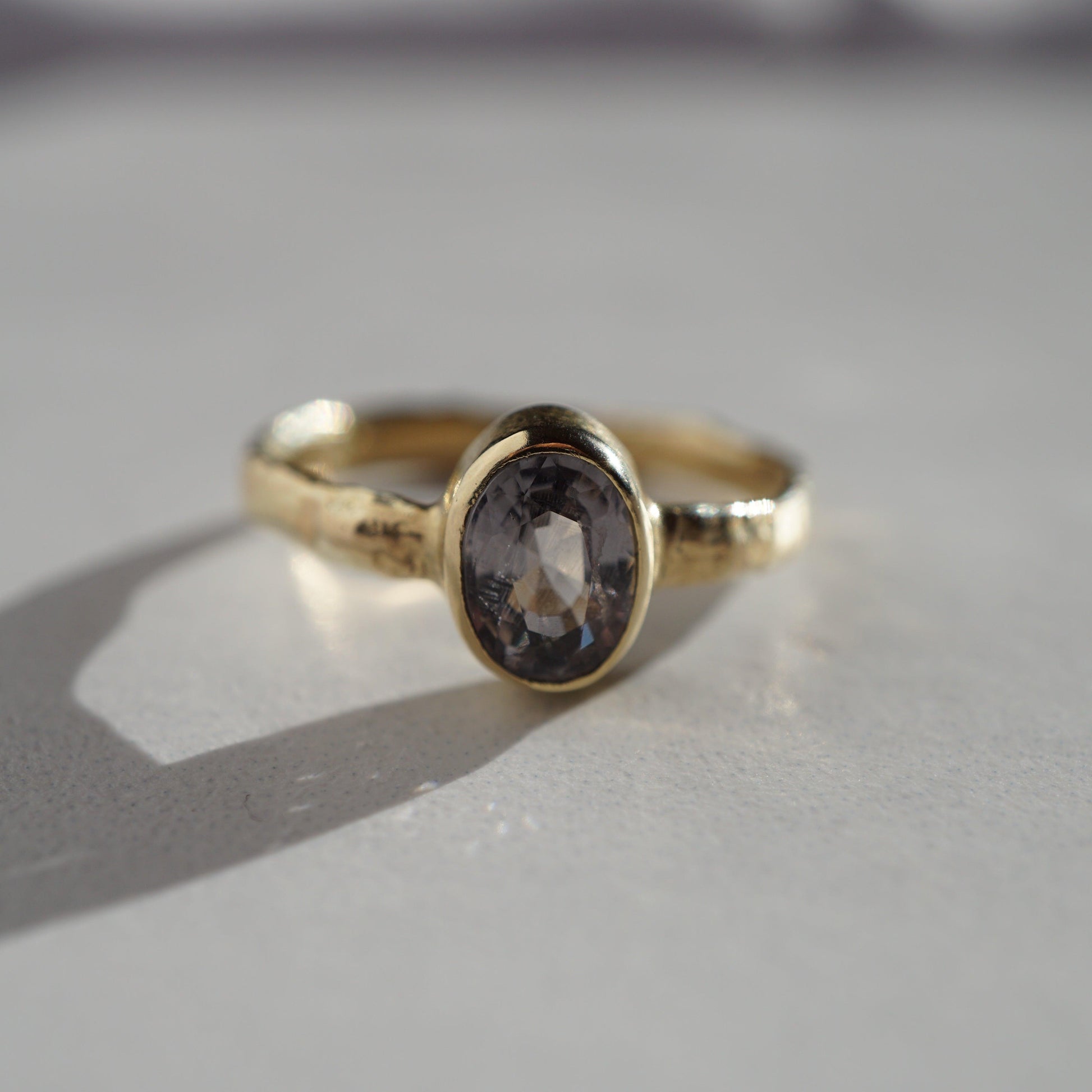 Gouden ring met grijspaarse spinel - Atelier Minne