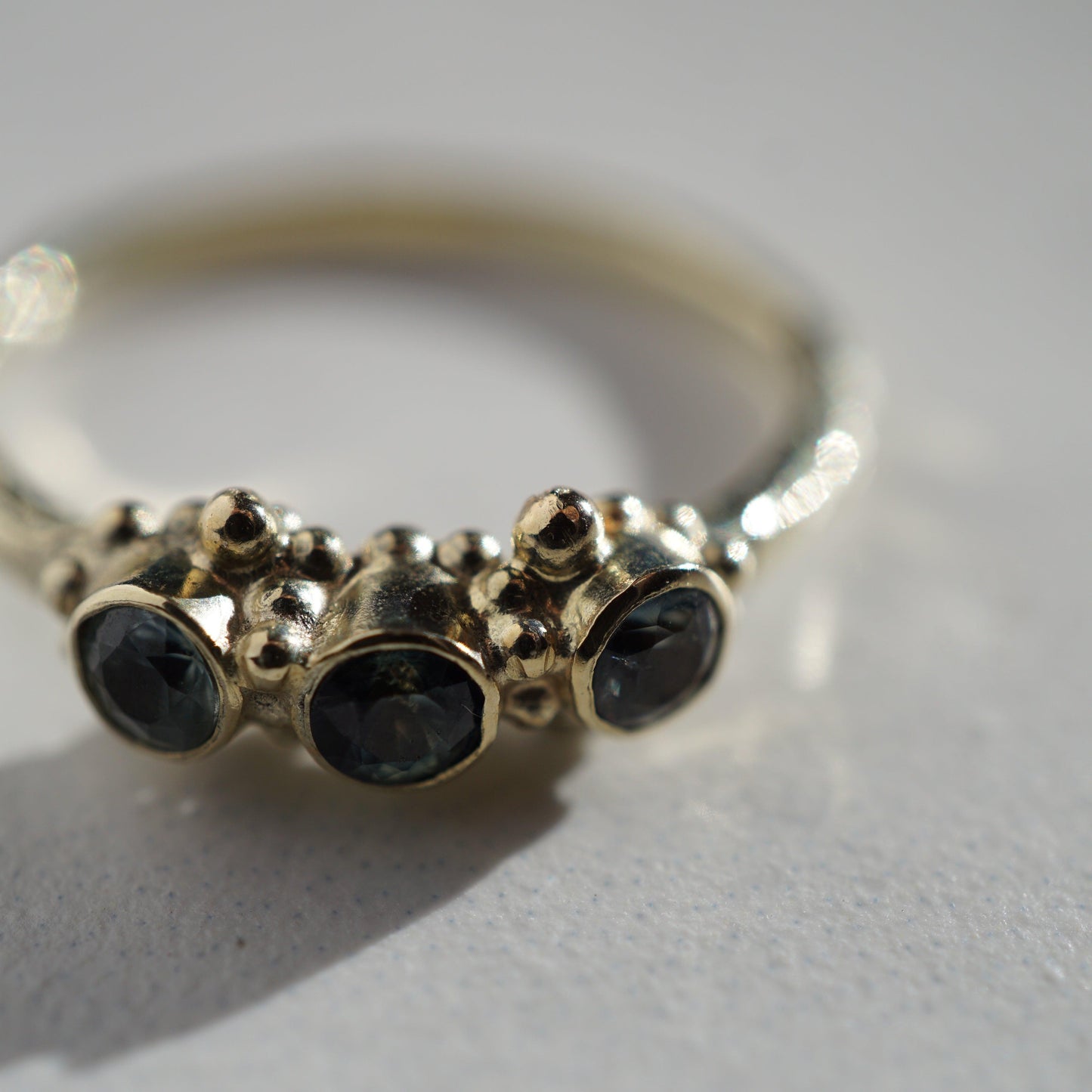 Gouden ring met granules en saffier - Atelier Minne