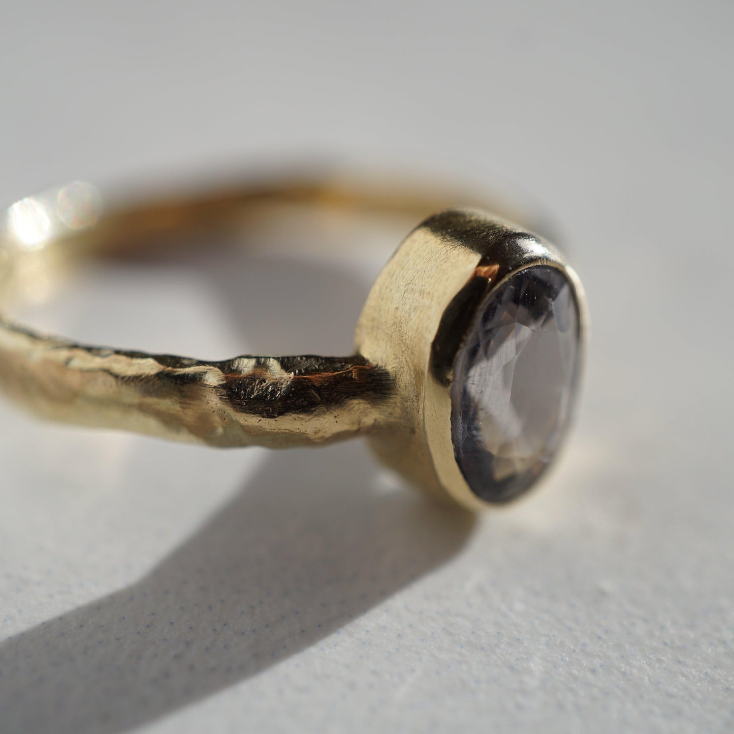 Gouden ring met grijspaarse spinel - Atelier Minne