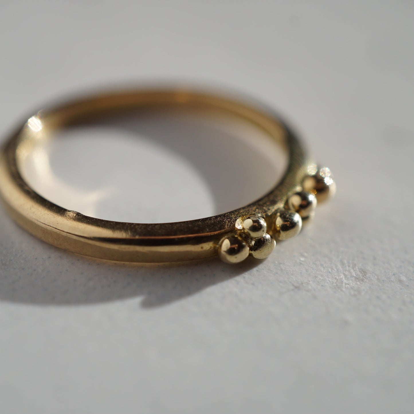 Gouden ring met granules - Atelier Minne