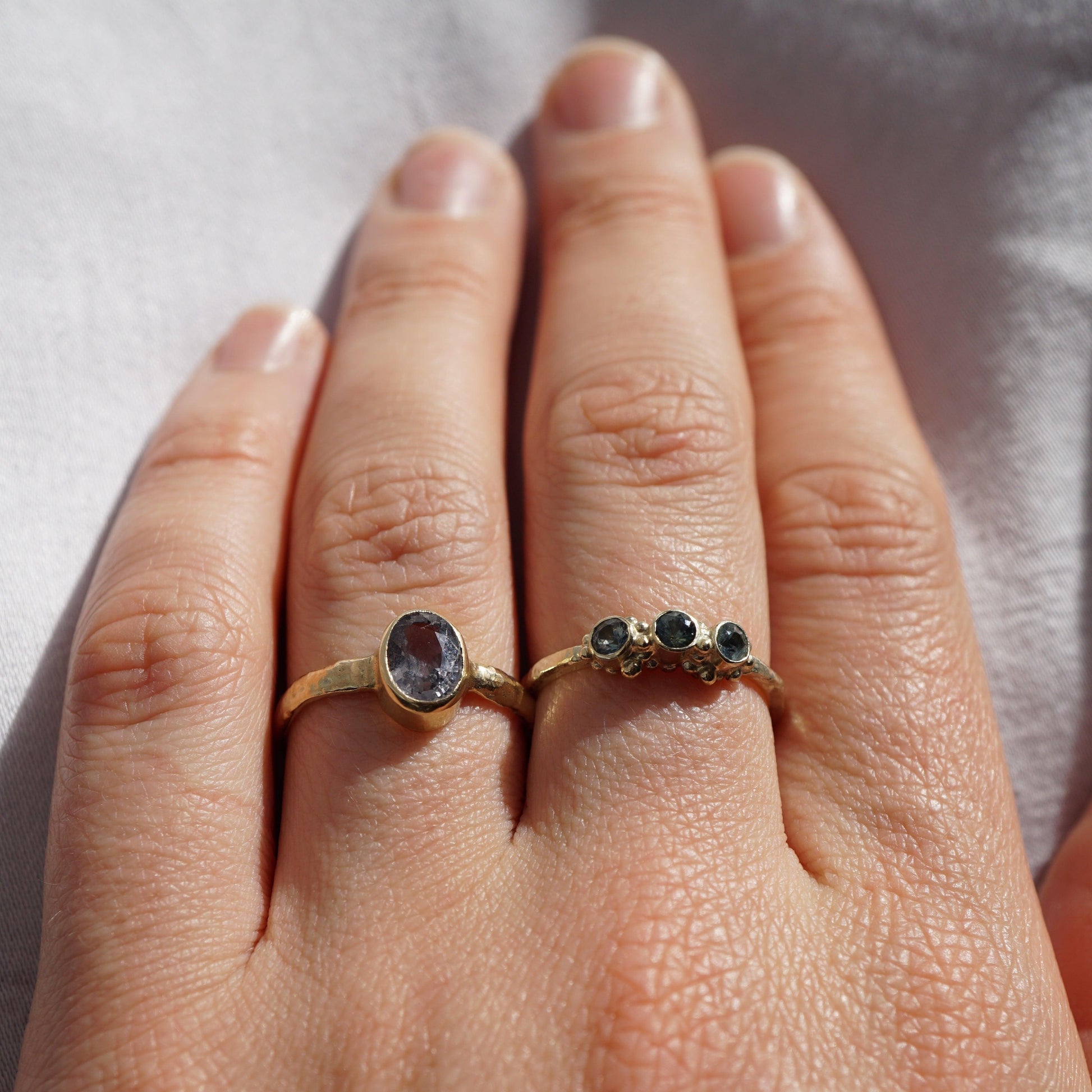 Gouden ring met grijspaarse spinel - Atelier Minne