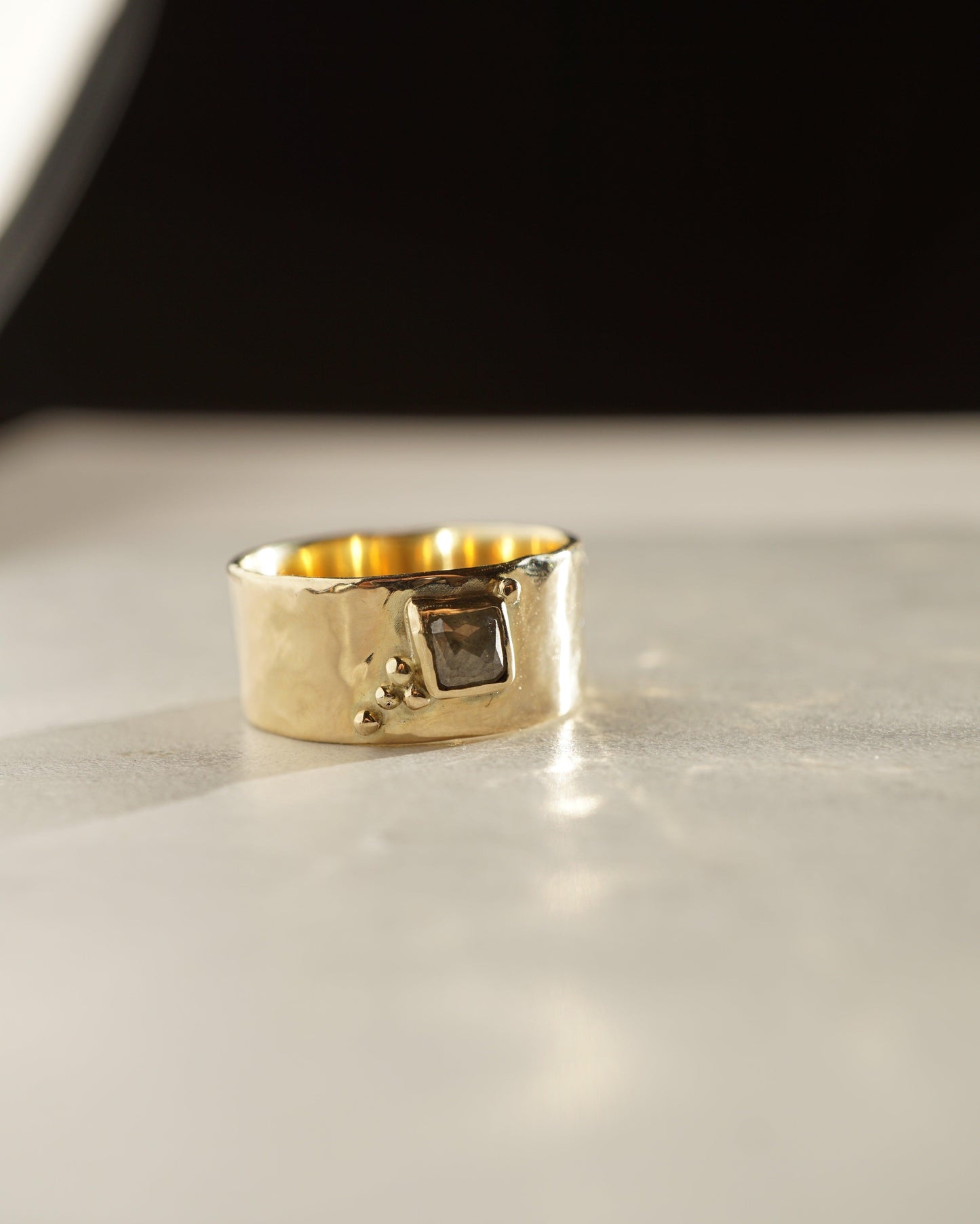 Brede gouden ring met diamant - Atelier Minne