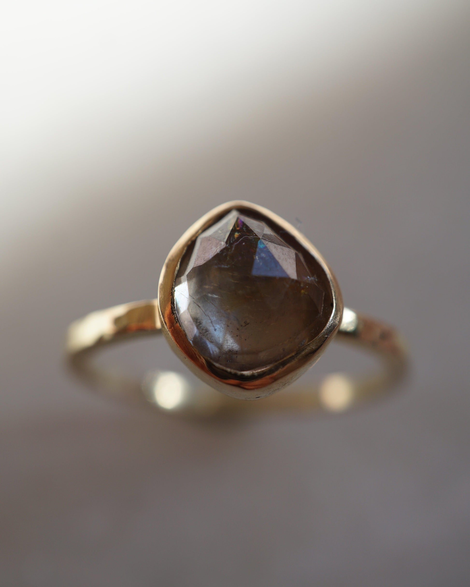 gouden ring met spinel in organische vorm close up