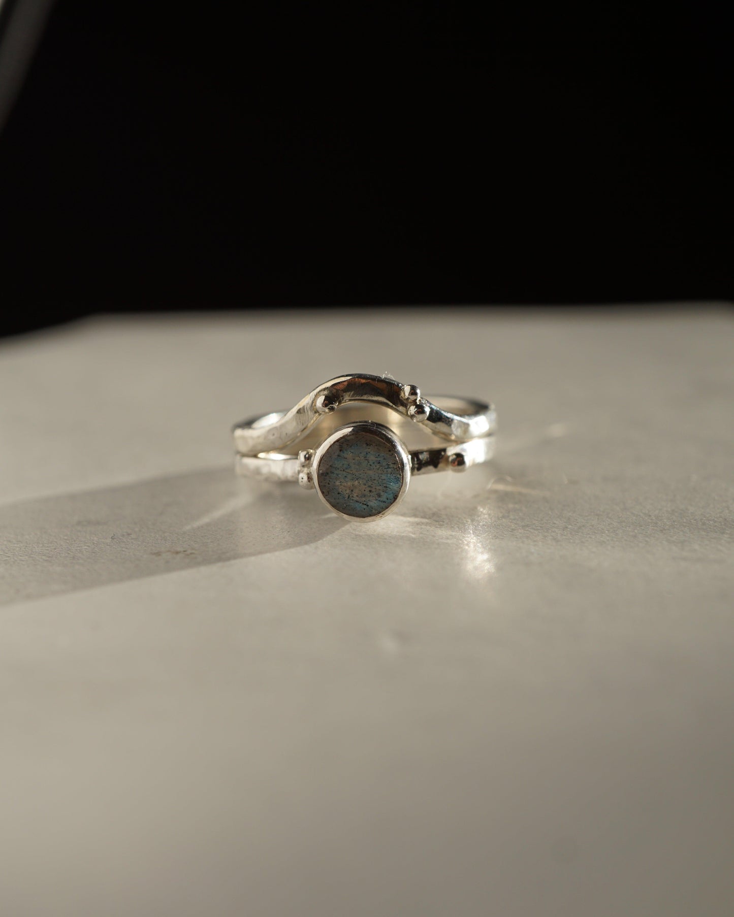 Zilveren ring met labradoriet - Atelier Minne