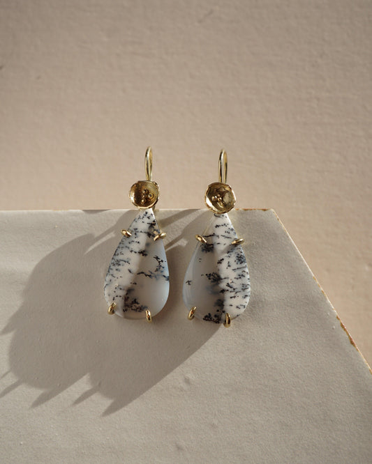 Gouden oorhangers met dendriet agaat - Atelier Minne